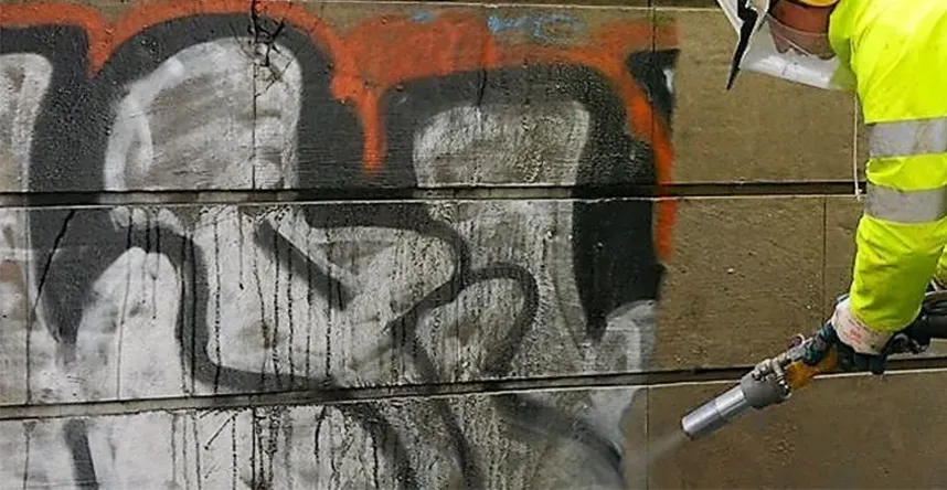 Мытье стены после граффити