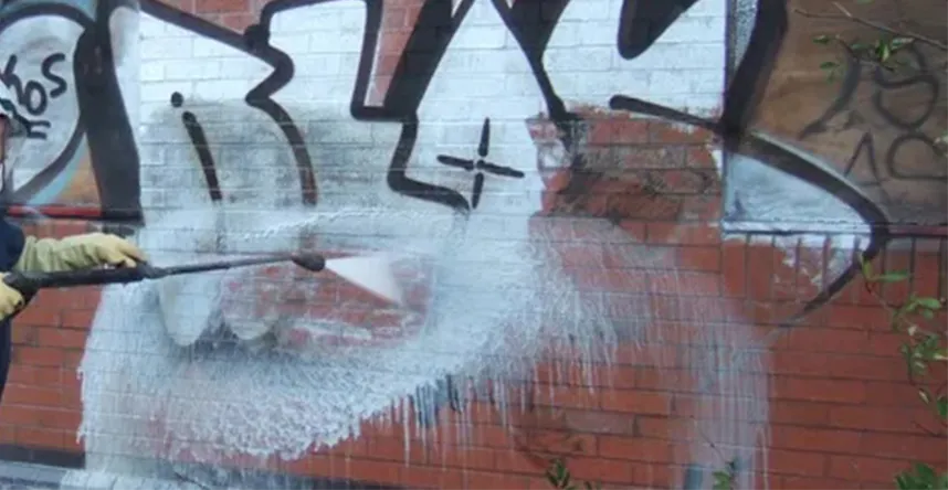 Мытье стены после граффити