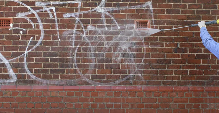 Мытье стены после граффити