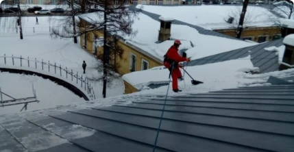 Пример работы по уборке кровли от снега и наледи